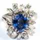 Tansanit-Brillant-Diamant-Ring, 750er WG, aus gefasst mit 1 Tansanit in Ovalschliffvariation von ca. 2,43 ct., 12 Brillanten von zus. ca. 0,67 ct., 6 Diamanten im Baguetteschliff von zus. ca. 0,47 ct. und 2 Diamanten im … - фото 1