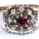 Rubin-Brillant-Ring, 585er WG, ausgefasst mit 1 rund facettierten Rubin und 10 Brillanten von zus. ca. 0,20 ct., Ges.-Gew. 6,96 g, RG 65 - Foto 1