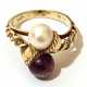 Ring, um ca. 1940, 585er Gelbgold, Perlbesatz aus Amethyst und einer Akoyaperle auf gekordelten Ringschultern, sogenannter Toi-et-Moi-Ring, Durchmesser der Perlen ca 7-.8 mm, Innendurchmesser 17,8 mm, RG 56, ca. 6,2 g - photo 1
