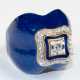 Brillant-Ring, 750er GG, Schauseite blau emailliert, besetzt mit mittigem Solitär von ca. 0,10 ct., der von 25 kl. Diamanten umrandet wird, Ges.-Gew. 15,3 g, RG 52 - фото 1