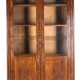Spätbiedermeier-Vitrine, Mahagoni furniert, 2 Türen im oberen Bereich verglast, 5 Einlegeböden, Gebrauchspuren, Furnierfehlstellen, 1 seitl. Zierleiste fehlt, 210x110x39 cm - photo 1