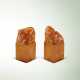 A PAIR OF CARVED AMBER `BUDDHIST LION` SEALS - Foto 1