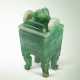 A MAGNIFICENT AND EXTREMELY RARE EMERALD-GREEN JADEITE ARCHAISTIC CENSER AND COVER, FANGDING - Foto 1