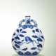 A FINE RARE MINIATURE BLUE AND WHITE ‘PERSIMMON AND LONG-TAILED BIRD’ MOONFLASK - Foto 1
