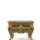COMMODE SARCOPHAGE DE STYLE LOUIS XIV - photo 1