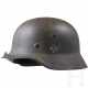 Stahlhelm M 40 des Heeres mit einem Abzeichen und Tarnanstrich - фото 1