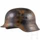 Stahlhelm M 42 der Luftwaffe mit einem Abzeichen und Tarnanstrich - photo 1