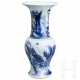 Fein bemalte blaue-weiße Gu-Vase, China, wohl 18. Jhdt. - фото 1