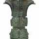 Kleine 'Gu'-förmige Vase aus Bronze mit reliefiertem Dekor - фото 1