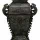'Fanghu'-Vase aus Bronze im archaischen Stil mit Ringhenkeln - Foto 1