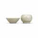 A YUE CELADON FOLIATE-RIM BOWL AND A SMALL YUE CELADON JAR - фото 1