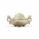 A GREYISH-CELADON JADE TRIPOD CENSER AND COVER - Foto 1