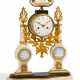 BRONZE PENDULUM CLOCK WITH PORCELAIN PLAQUES AND VASE ORNAMENTATION - Foto 1 BRONZE PENDULUM CLOCK WITH PORCELAIN PLAQUES AND VASE ORNAMENTATION - Foto 1