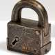 BOX-SHAPED IRON PADLOCK - Foto 1 BOX-SHAPED IRON PADLOCK - Foto 1