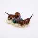 PORCELAIN FIGURINE OF TWO DACHSHUNDS PLAYING WITH A HAT - Foto 1 PORCELAIN FIGURINE OF TWO DACHSHUNDS PLAYING WITH A HAT - Foto 1