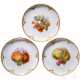 Drei Teller mit Obstmalerei und reliefiertem Goldrand, KPM, um 1890 - photo 1
