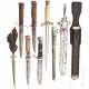 Three trench knives, a HJ knife, a DRK hewer, and a Heer officer's dagger - Foto 1 Three trench knives, a HJ knife, a DRK hewer, and a Heer officer's dagger - Foto 1