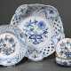 3 Various Meissen pieces with ‘onion pattern’ in u… - photo 1 3 Various Meissen pieces with ‘onion pattern’ in u… - photo 1