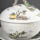Large Stralsund faience lidded tureen on a Rococo-… - фото 1