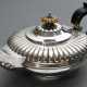 A George IV teapot in an elegant round shape with … - photo 1 A George IV teapot in an elegant round shape with … - photo 1