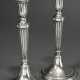 Pair of candlesticks with fluted shafts, Arthur Mo… - фото 1
