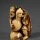 Feines Hirschhorn Netsuke "Kadori Myojin zähmt Nam… - Foto 1