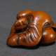 Light boxwood netsuke ‘Sleeping Temple Servant’ wi… - photo 1 Light boxwood netsuke ‘Sleeping Temple Servant’ wi… - photo 1