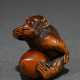 Boxwood netsuke ‘Monkey with Peach’ with deeply en… - photo 1 Boxwood netsuke ‘Monkey with Peach’ with deeply en… - photo 1