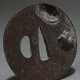 Rundes Eisen Tsuba "Awabischnecke und Pilgermusche… - Foto 1 Rundes Eisen Tsuba "Awabischnecke und Pilgermusche… - Foto 1