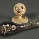 2 Various items: Ivory counterfeit ball on base (h… - photo 1 2 Various items: Ivory counterfeit ball on base (h… - photo 1