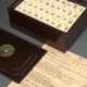 Mahjong game in wooden box with bronze ‘cash coin’… - photo 1 Mahjong game in wooden box with bronze ‘cash coin’… - photo 1