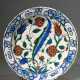Iznik Teller mit polychromem Unterglasurdekor in S… - Foto 1 Iznik Teller mit polychromem Unterglasurdekor in S… - Foto 1