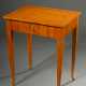 Biedermeier Beistelltisch in gerader Façon mit Sch… - Foto 1 Biedermeier Beistelltisch in gerader Façon mit Sch… - Foto 1