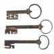 Drei Barock-Hohldornschlüssel 18. Jh., Eisen, L: 10,5-14 cm. Abriebspu… - photo 1 Drei Barock-Hohldornschlüssel 18. Jh., Eisen, L: 10,5-14 cm. Abriebspu… - photo 1