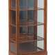 Biedermeier-Vitrine 19. Jh., Mahagoni furniert, eintüriger Schrank dre… - Foto 1 Biedermeier-Vitrine 19. Jh., Mahagoni furniert, eintüriger Schrank dre… - Foto 1