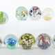 9 Paperweights meist Tschechien, 20. Jh, Klarglaskugeln in variierende… - Foto 1 9 Paperweights meist Tschechien, 20. Jh, Klarglaskugeln in variierende… - Foto 1