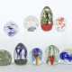 9 Paperweights meist Tschechien, 20. Jh, Klarglaskugeln,- ovale und 1 … - Foto 1
