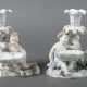 2 Leuchter mit Puttis Potschappel, Dresden, nach 1901, geschweifte Soc… - photo 1 2 Leuchter mit Puttis Potschappel, Dresden, nach 1901, geschweifte Soc… - photo 1