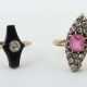 2 Ringe Um 1920, 1 Ring mit Onixplatte, besetzt mit kleinem Diamant, 1… - photo 1 2 Ringe Um 1920, 1 Ring mit Onixplatte, besetzt mit kleinem Diamant, 1… - photo 1