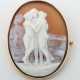 Brosche mit Muschelkamee 20. Jhr., Motiv mit 3 Frauen, Fassung in Gelb… - photo 1