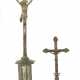 Paar Standkruzifixe 19. Jh. , 1x Bronze, im neogotischem Stil gearbeit… - Foto 1 Paar Standkruzifixe 19. Jh. , 1x Bronze, im neogotischem Stil gearbeit… - Foto 1
