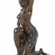Thilat USA, 20./21. Jh.. ''Weiblicher Halbakt'', Bronze patiniert, kni… - фото 1