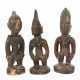 Drei Ibedji-Figuren der Yoruba Nigeria, 2 männliche Figuren mit Ketten… - Foto 1
