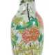 Bodenvase China, Mitte 20. Jh., Porzellan, umlaufend gemaltes Aufglasu… - Foto 1 Bodenvase China, Mitte 20. Jh., Porzellan, umlaufend gemaltes Aufglasu… - Foto 1