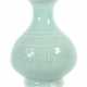 Seladonvase China, 20. Jh., Porzellan, seladonfarben glasiert, Reliefd… - Foto 1