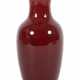 Kleine Balustervase China, 20. Jh., Porzellan, ochsenblutfarbene Glasu… - фото 1