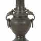 Drachenkopf-Henkelvase China, um 1800, Bronze, Balusterform, ornamenti… - photo 1