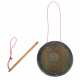 Gong mit Schlägel China, 19. Jh., Bronze, gegossen, partiell poliert, … - Foto 1 Gong mit Schlägel China, 19. Jh., Bronze, gegossen, partiell poliert, … - Foto 1