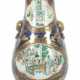 Famille Verte-Vase China, um 1900, Porzellan, blauer Fond mit goldradi… - photo 1 Famille Verte-Vase China, um 1900, Porzellan, blauer Fond mit goldradi… - photo 1