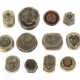 Konvolut 12 Siegelstempel Asien, 19. und 20. Jh., aus Bronze, Messing … - фото 1